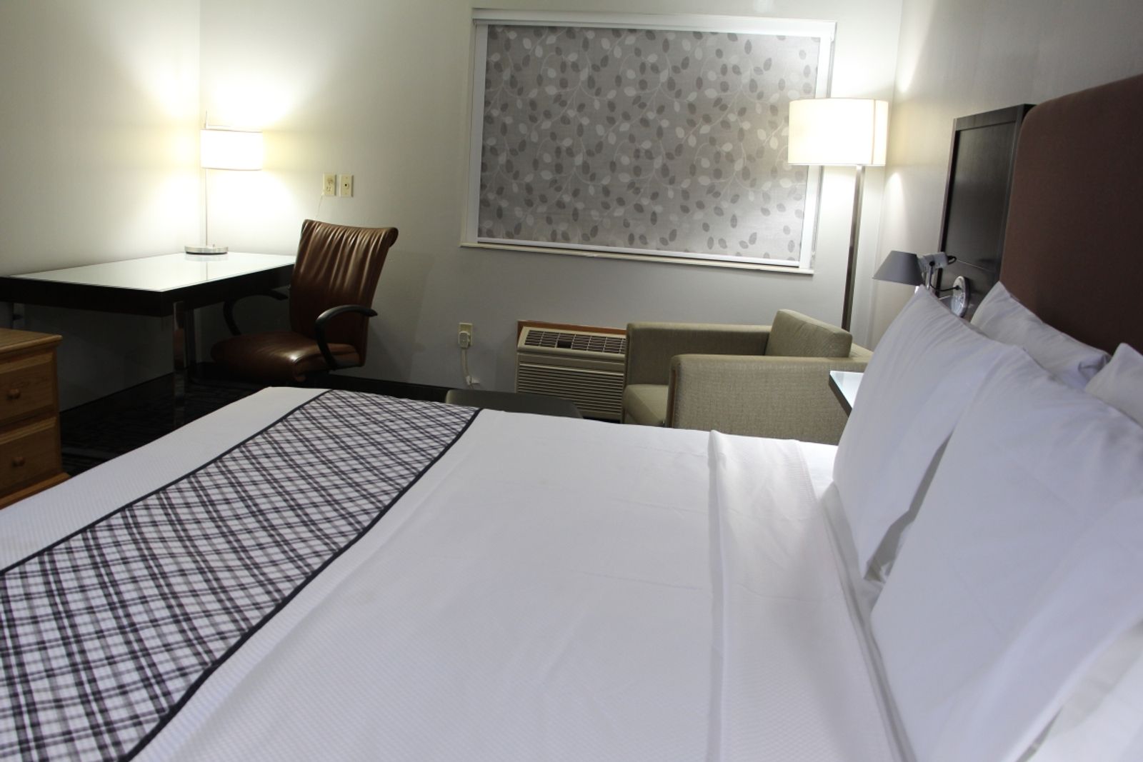 Standard Queen Room — Westbridge Inn & Suites